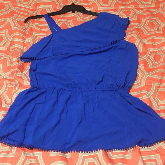 NWT. Kaari Blue one shoulder top with dot trim. - Picture 1 of 4